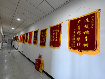 学生赠送锦旗